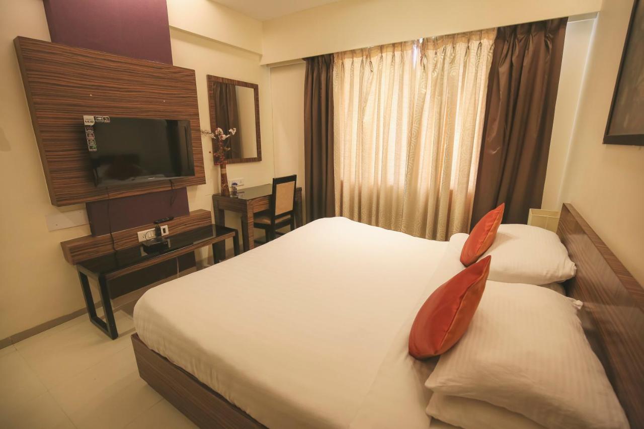 The Gold Haven Hotel Poona Buitenkant foto